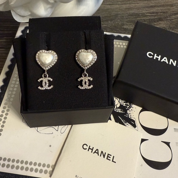 CHANEL 2023 Pearly White Heart Crystal CC Dangle Earrings - Picture 1 of 9